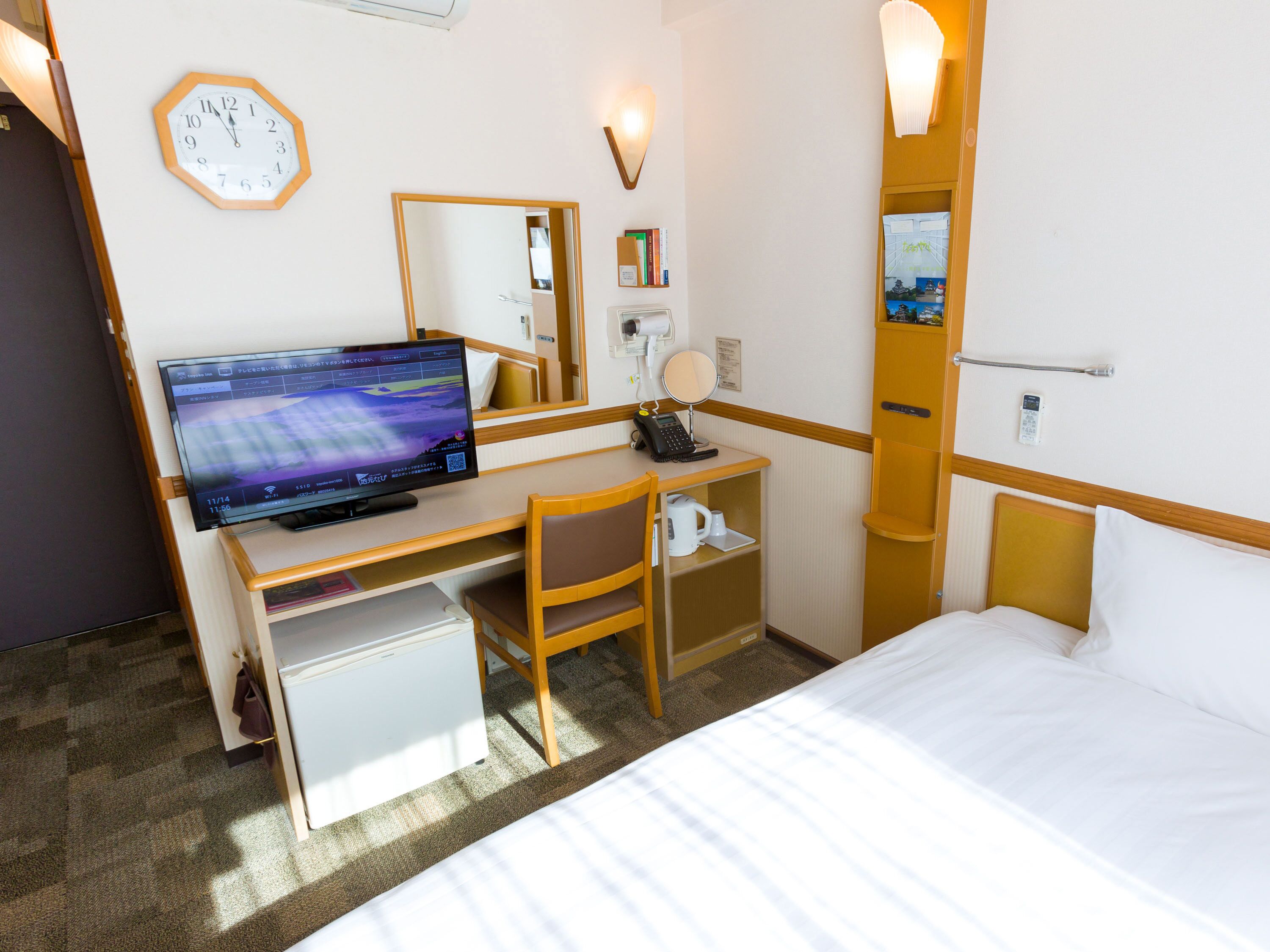 desk, free wifi, bed sheets