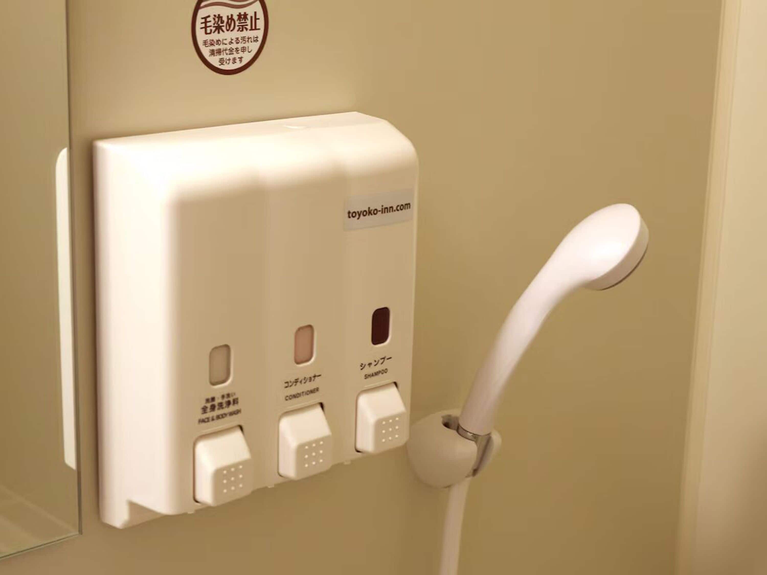 combined shower/bathtub, deep-soaking bathtub, free toiletries