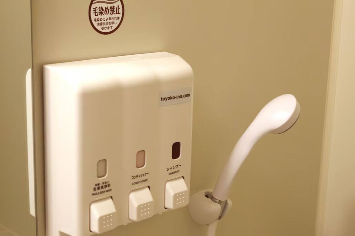 combined shower/bathtub, deep-soaking bathtub, free toiletries