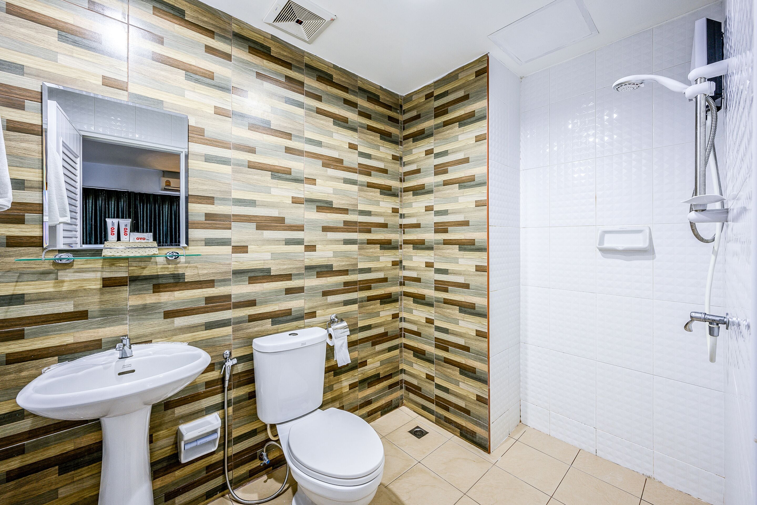 deluxe double room | bathroom | shower, hydromassage showerhead, free toiletries, hair dryer