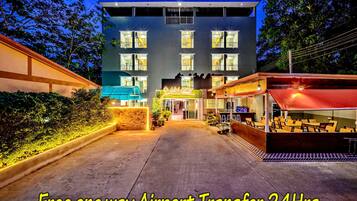 Vista frontal de la propiedad por la tarde o noche