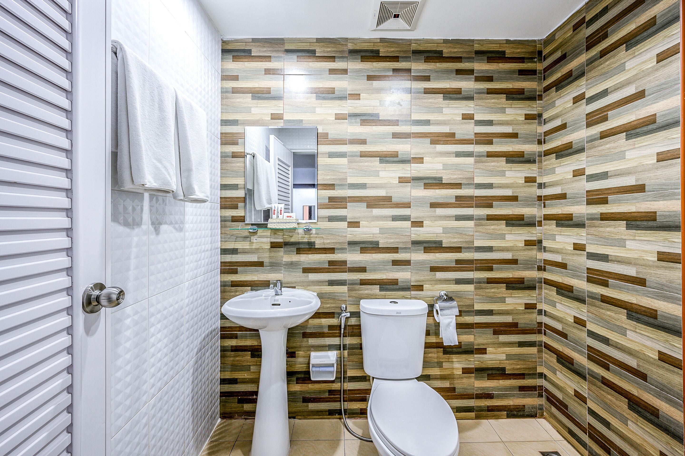 shower, hydromassage showerhead, free toiletries, hair dryer