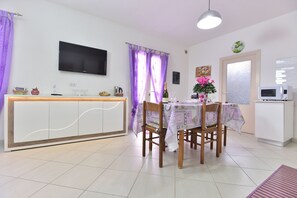 Apartment, 1 Bedroom | Private kitchen | Full-size fridge, microwave, oven, stovetop - IzzHome Regina Margherita (Pula)