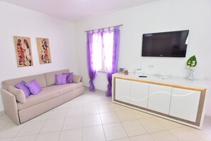 Apartment, 1 Schlafzimmer | Wohnbereich | 43-Zoll-Flachbildfernseher mit Digitalempfang, Fernseher