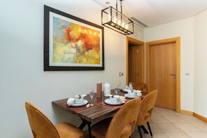 AL Nabat Tow bed City View with Beach  Access N701 | Sala da pranzo