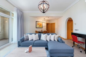 AL Nabat Tow bed City View with Beach Access N701 | Area soggiorno | TV a schermo piatto