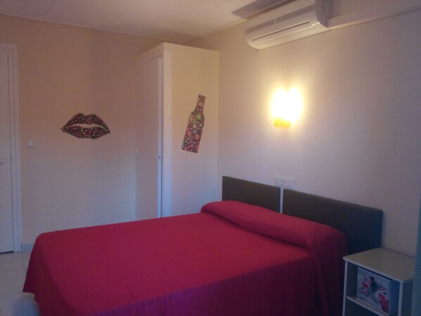 Comfort Double Room, Garden View, Garden Area | Terrace/patio - Hostal Univers (Calella)