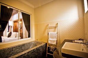 Executive Suite - Pool View | Bathroom