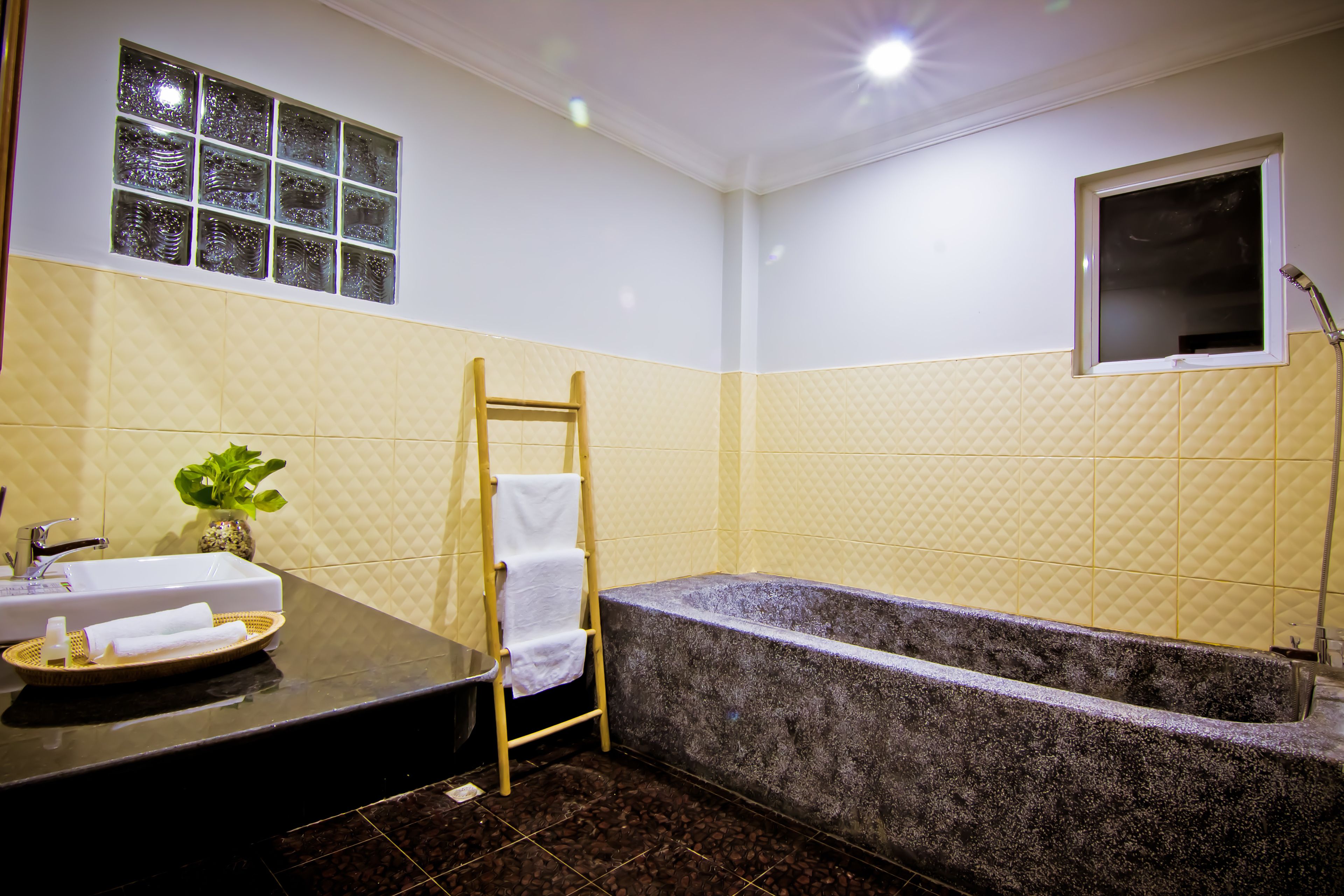 combined shower/bathtub, deep-soaking bathtub, free toiletries