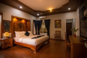 Executive Suite - Pool View | Minibar (inkludert), safe på rommet, skrivebord og blendingsgardiner