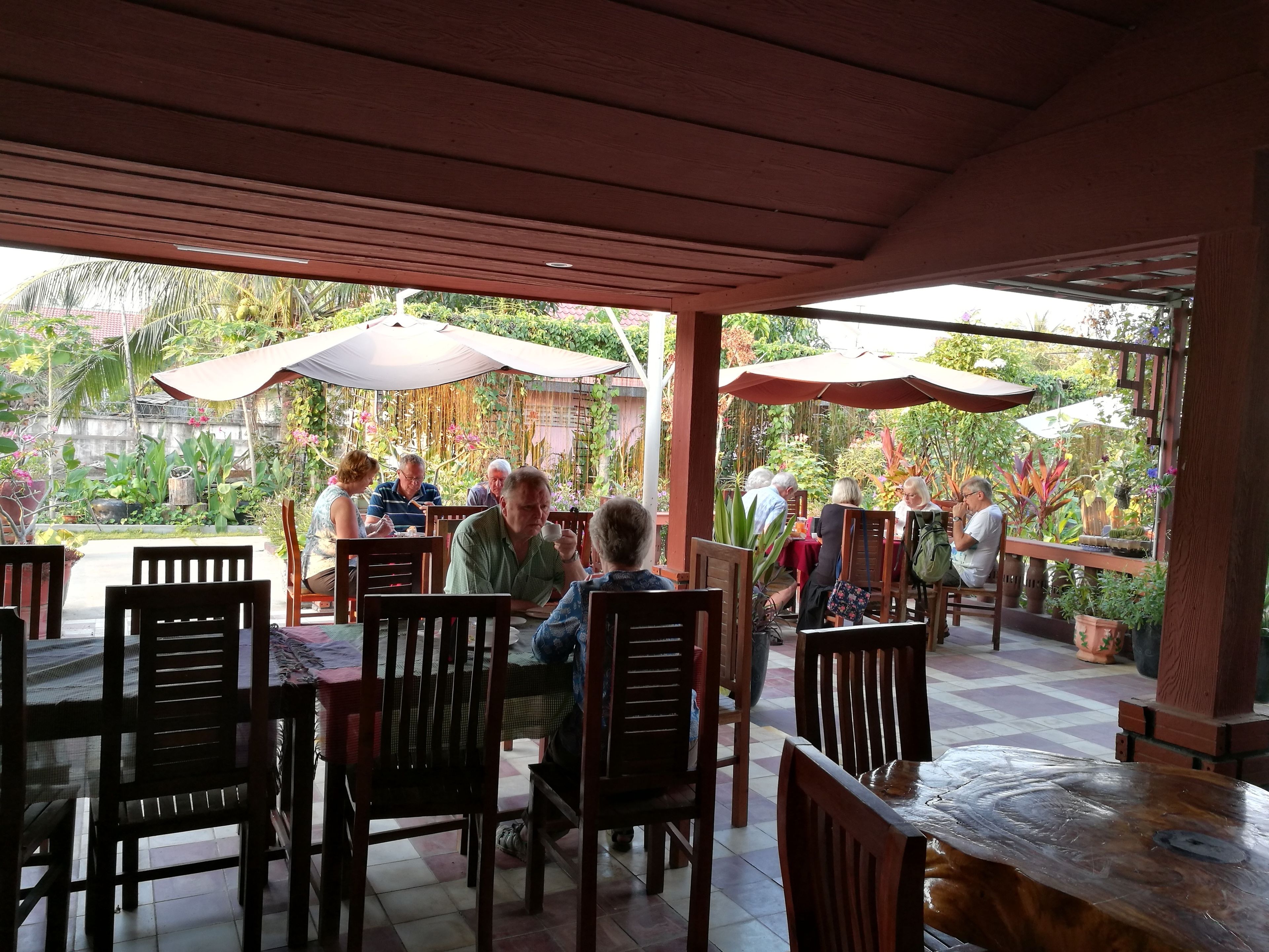 بوفيه فطور يوميًا بتكلفة قدرها (5 USD للشخص)