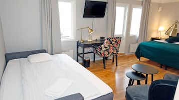 Family Room | Desk, iron/ironing board, free cribs/infant beds, free WiFi