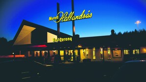 A motel with a prominent neon sign reading "Motel Hallandsias." - Rasta Hallandsåsen (Ostra Karup)