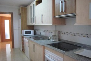 Full-sized fridge, microwave, oven, stovetop