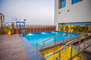 Una piscina al aire libre