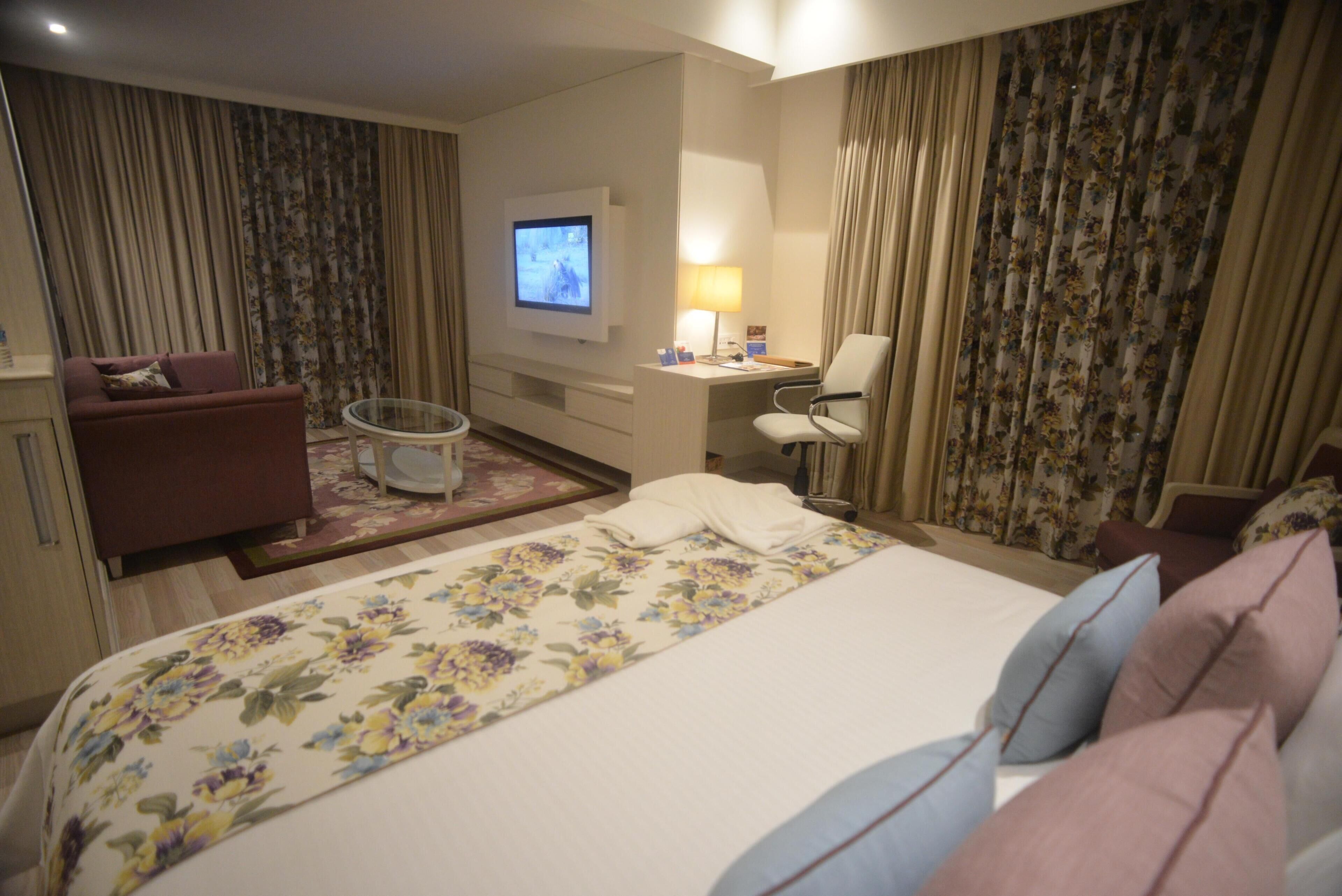 Premium Room, 1 Double Bed | Minibar, in-room safe, desk, blackout drapes