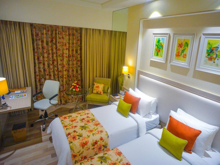 Deluxe Room, 2 Twin Beds | Minibar, in-room safe, desk, blackout drapes