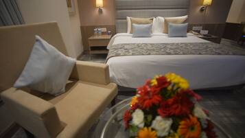 Executive Suite, 1 Double Bed, Bathtub | Minibar, in-room safe, desk, blackout curtains