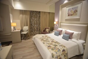 Premium-rum - 1 dubbelsäng | Minibar, värdeförvaringsskåp på rummet och skrivbord