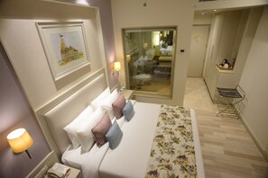 Habitación Deluxe, 1 cama doble | Minibar, caja fuerte, escritorio y cortinas opacas