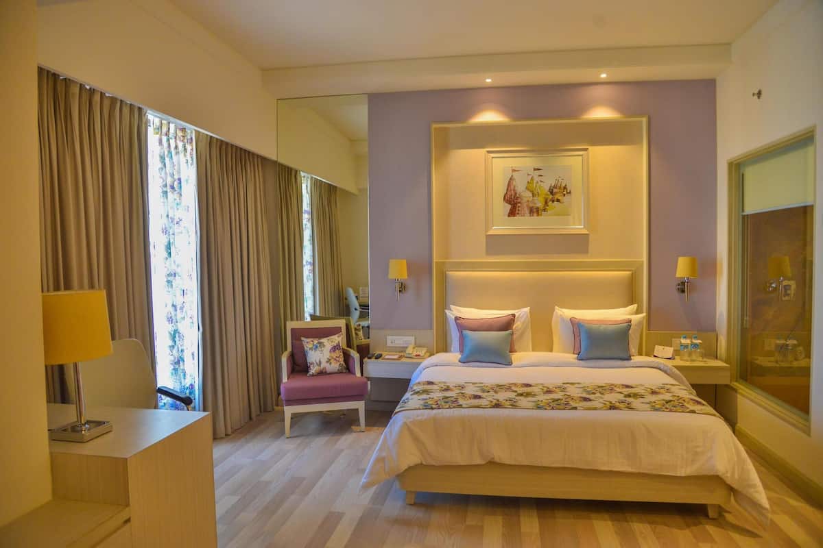 Premium Room, 1 Double Bed | Minibar, in-room safe, desk, blackout drapes