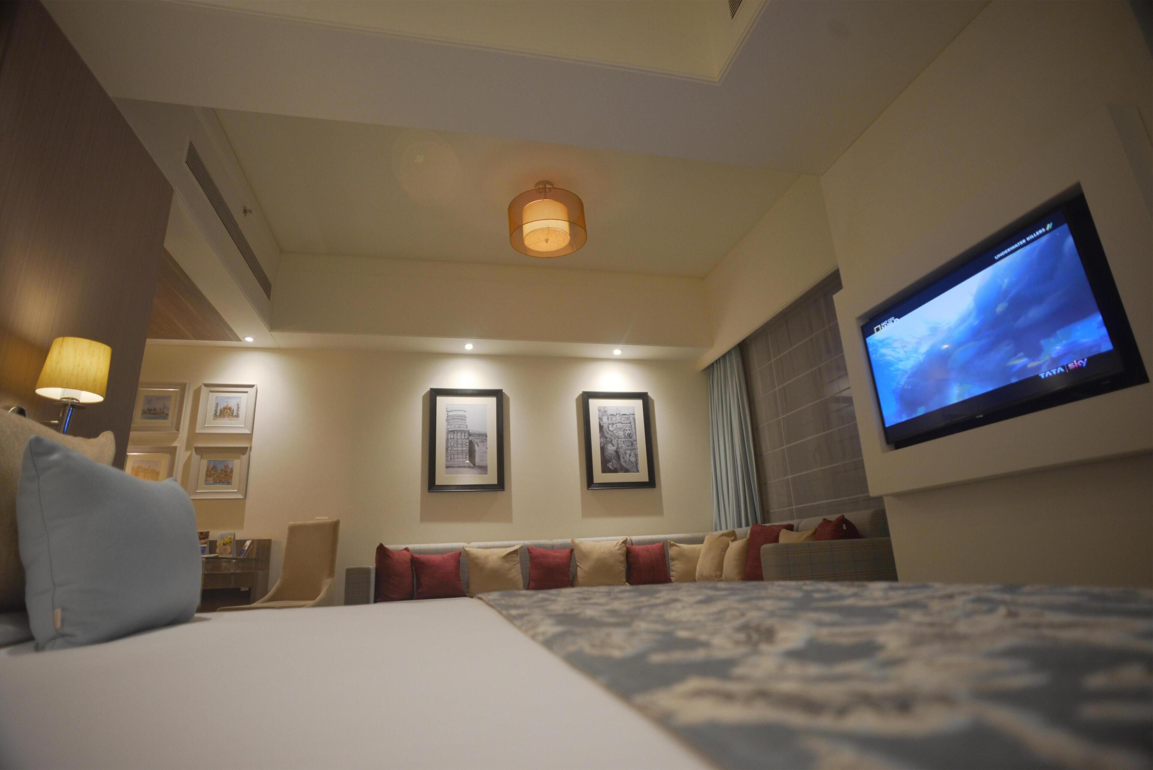 Executive Suite, 1 Double Bed, Bathtub | Minibar, in-room safe, desk, blackout drapes