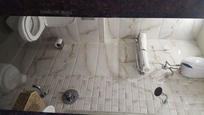 Habitación | Baño | Ducha, artículos de higiene personal gratuitos y toallas