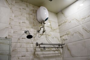 Een douche, gratis toiletartikelen, handdoeken
