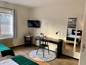 Escriptori, planxa i posts de planxar, wifi gratuïta i roba de llit