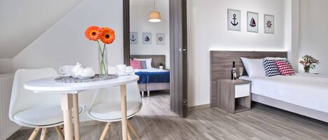 Estudio | Escritorio, tabla de planchar con plancha, wifi gratis