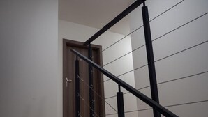 Eine Treppe mit schwarzen Metallgeländern und Holzbodenstufen.