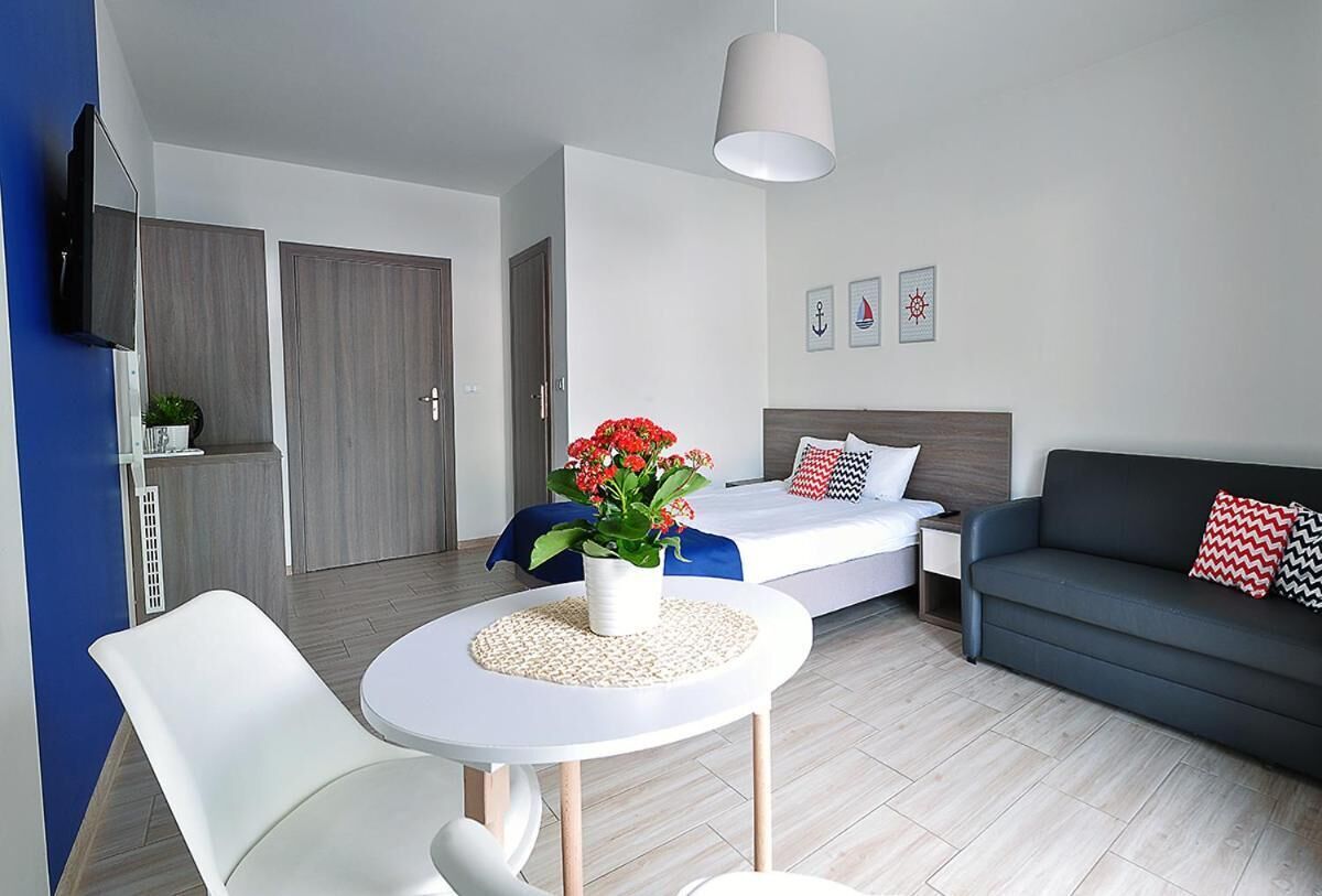 Escritorio, tabla de planchar con plancha y wifi gratis 