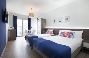 Triple Room | Desk, iron/ironing board, free WiFi