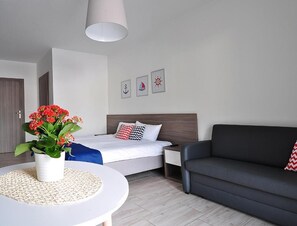 Bureau, fer et planche à repasser, accès au Wi-Fi (inclus)