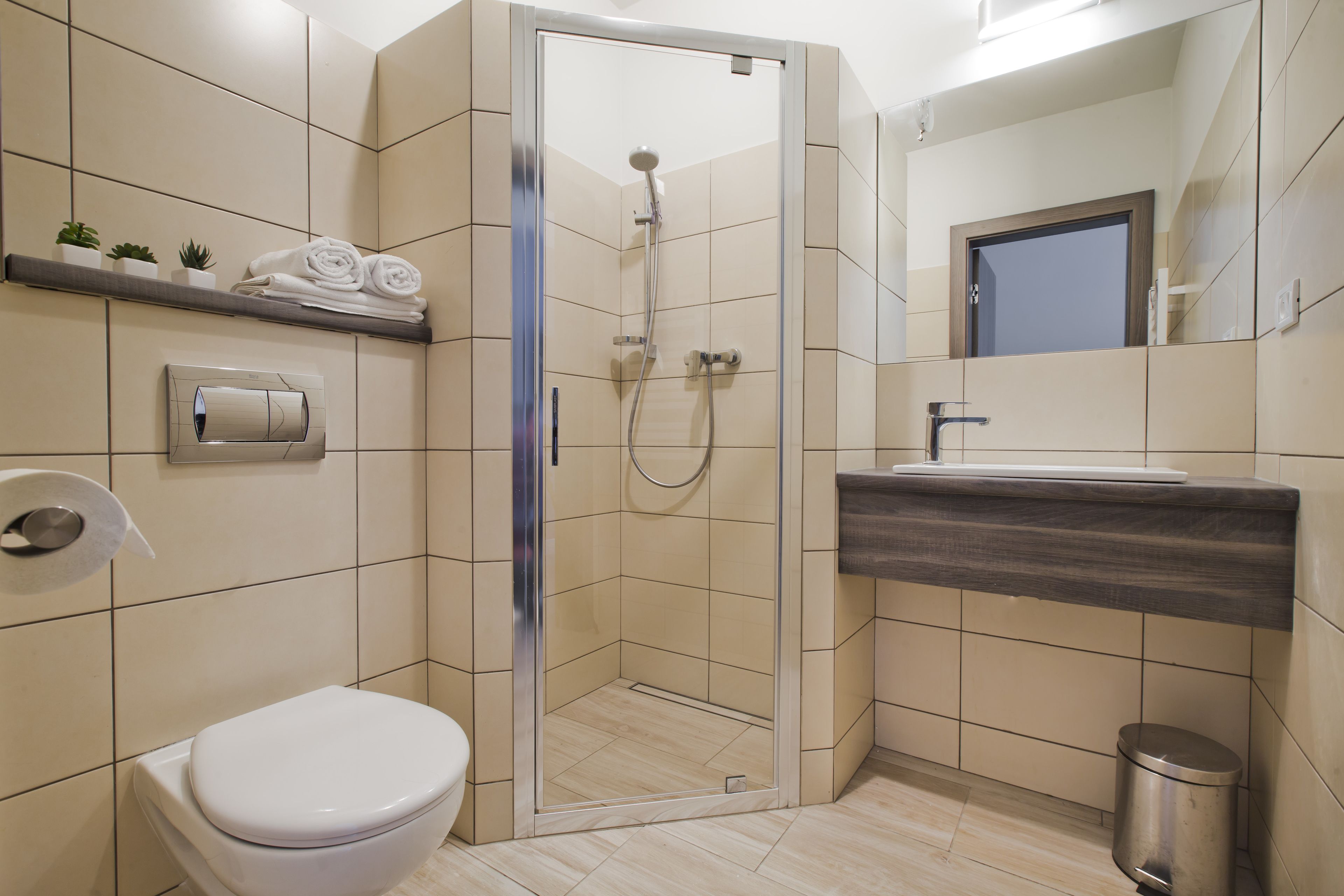 Double Room | Bathroom | Shower, free toiletries, hair dryer, towels