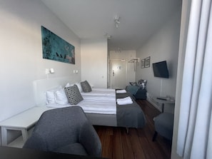 Trippelrum | Skrivbord, gratis barnsängar, gratis wi-fi och sängkläder