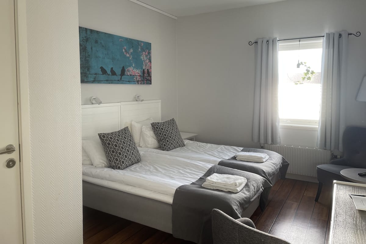 Habitación con 2 camas individuales | Escritorio, cunas gratuitas, wifi gratis y ropa de cama