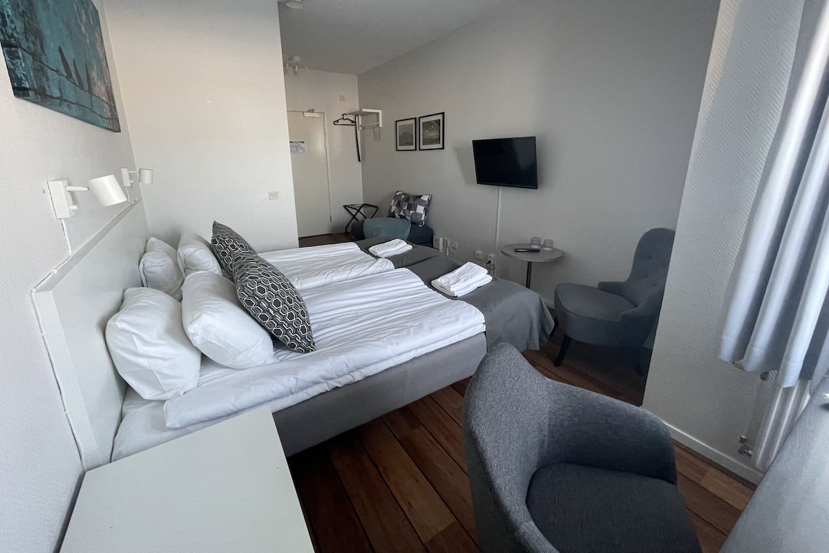 Triple Room | Desk, free cribs/infant beds, free WiFi, bed sheets
