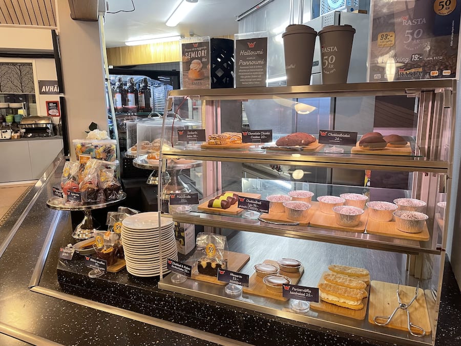 Serveert ontbijt, lunch, diner, Scandinavische gerechten