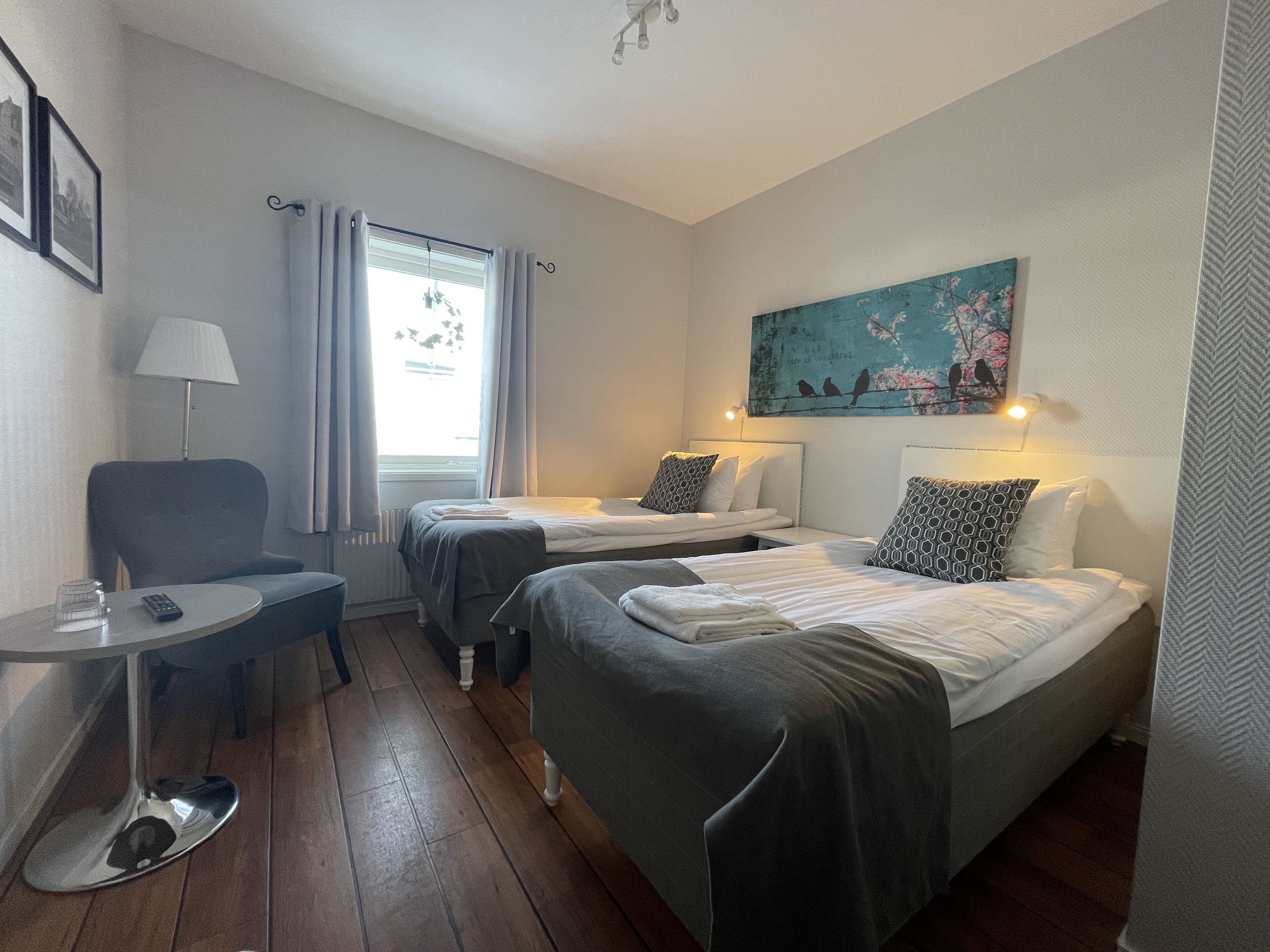 Kamar Twin | Meja kerja, tempat tidur bayi gratis, Wi-Fi gratis, dan seprai linen