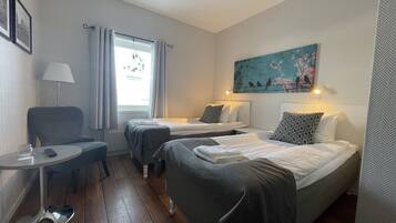 Zweibettzimmer | Schreibtisch, kostenlose Babybetten, kostenloses WLAN, Bettwäsche