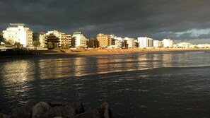 På stranden og hvit sand