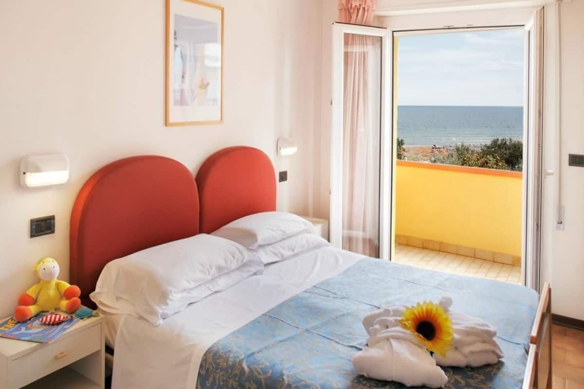 Business Triple Room | In-room safe, desk, iron/ironing board (on request), cribs (surcharge)