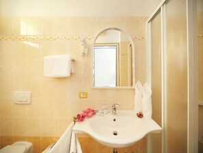 Tremannsrom – business | Bad | Dusj, toalettartikler (inkludert) og hårføner