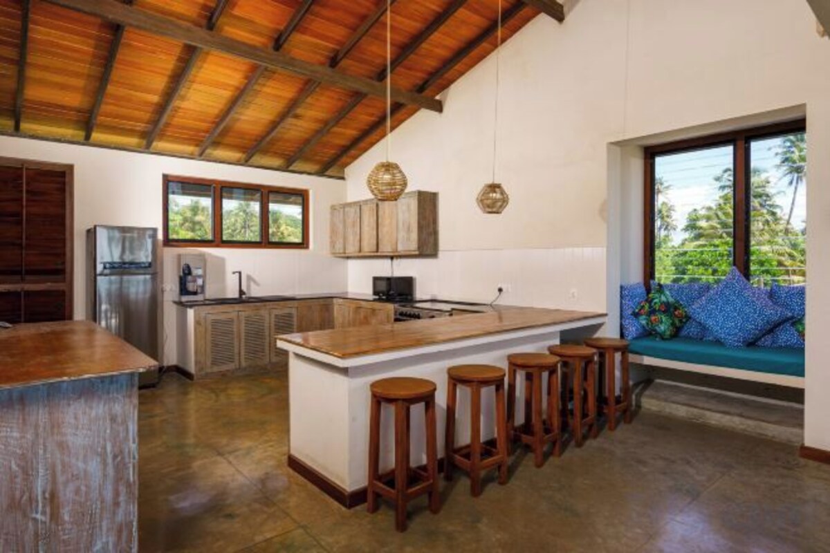 Private kitchen | Toaster, blender, cleaning supplies