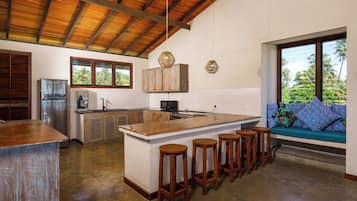 Villa Deluxe | Cocina privada | Tostadora, licuadora y artículos de limpieza