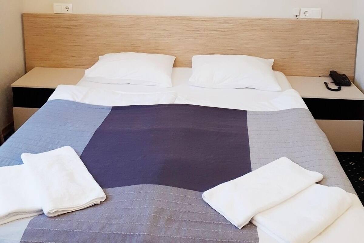 Coffres-forts dans les chambres, fer et planche à repasser