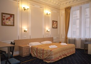 Comfort Twin Room, 1 Bedroom | Peti besi dalam bilik, seterika/papan seterika 