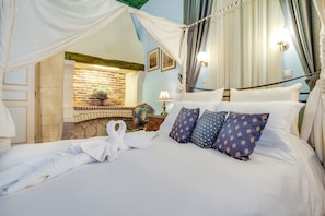 Quarto casal (Estia) | Roupas de cama premium, cofres nos quartos, individualmente decorados