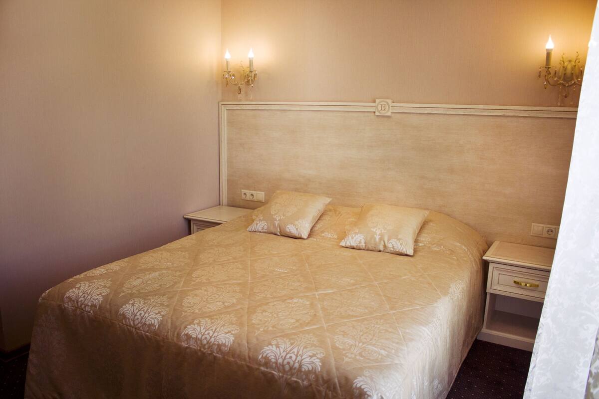 Standard-Doppel- oder -Zweibettzimmer | Minibar, Zimmersafe, Schreibtisch, schallisolierte Zimmer
